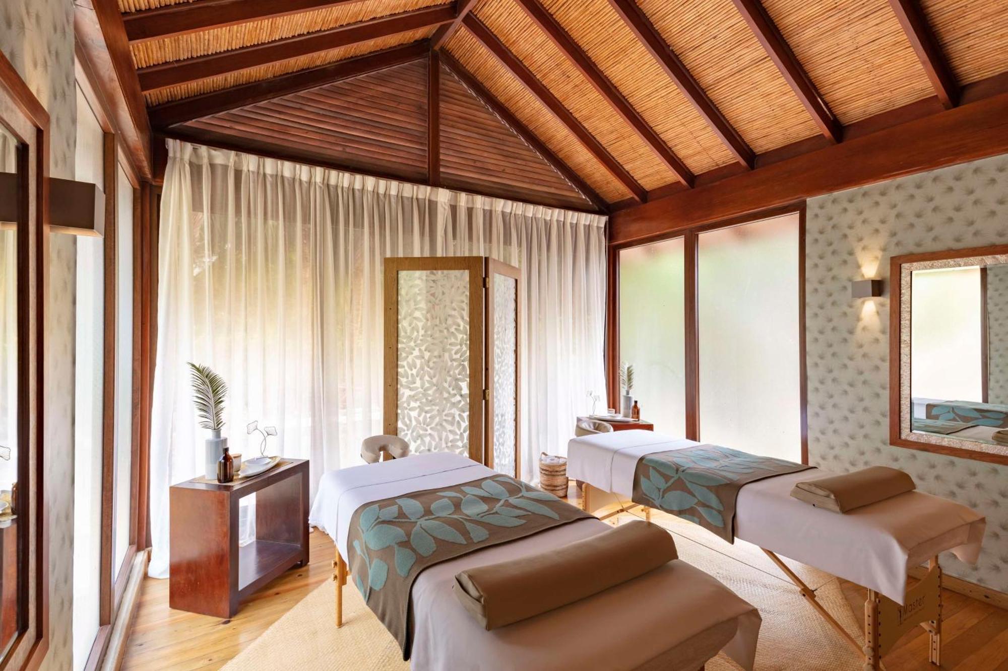 Indura Beach & Golf Resort Curio Collection By Hilton เตลา ภายนอก รูปภาพ