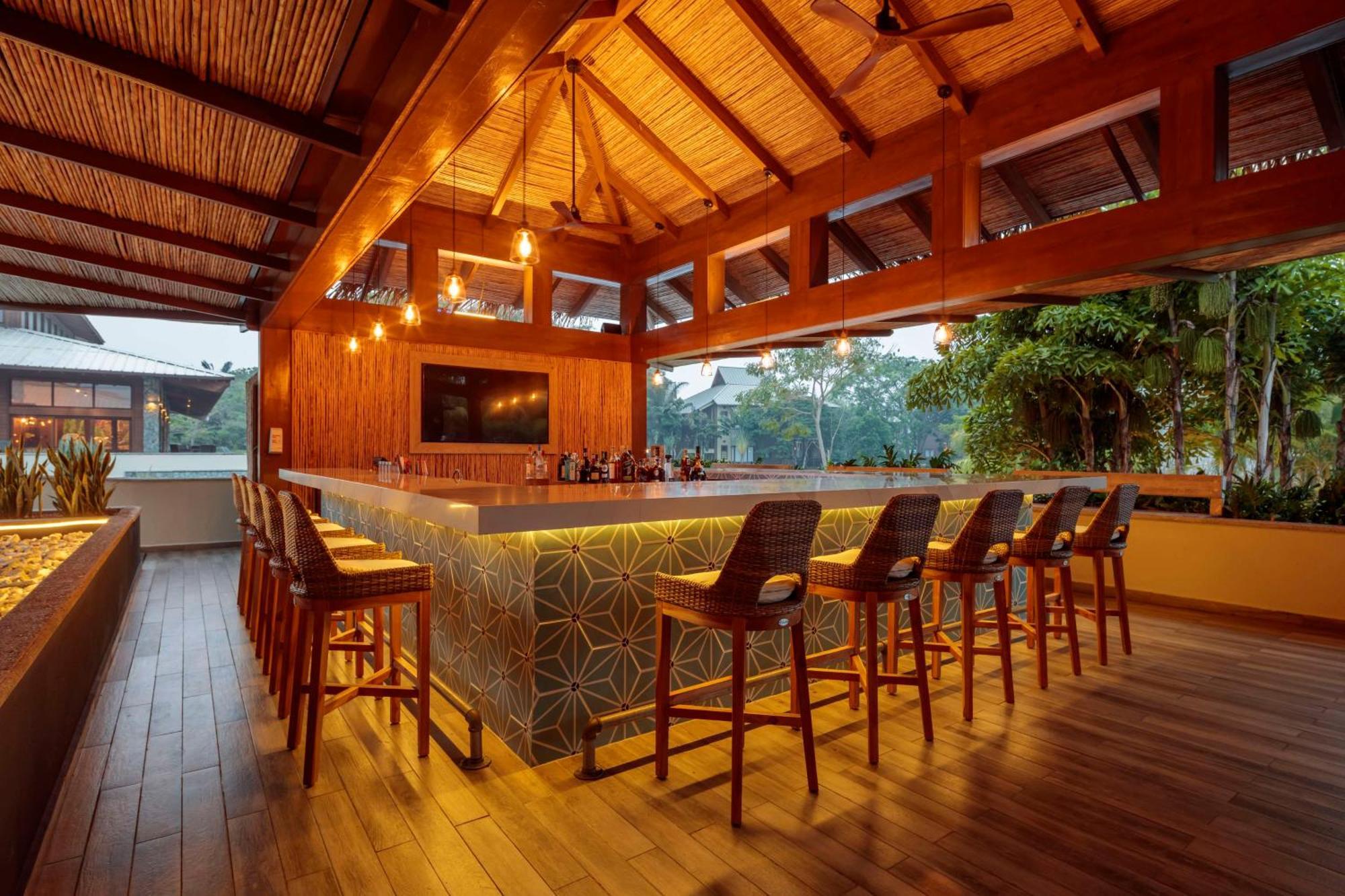 Indura Beach & Golf Resort Curio Collection By Hilton เตลา ภายนอก รูปภาพ