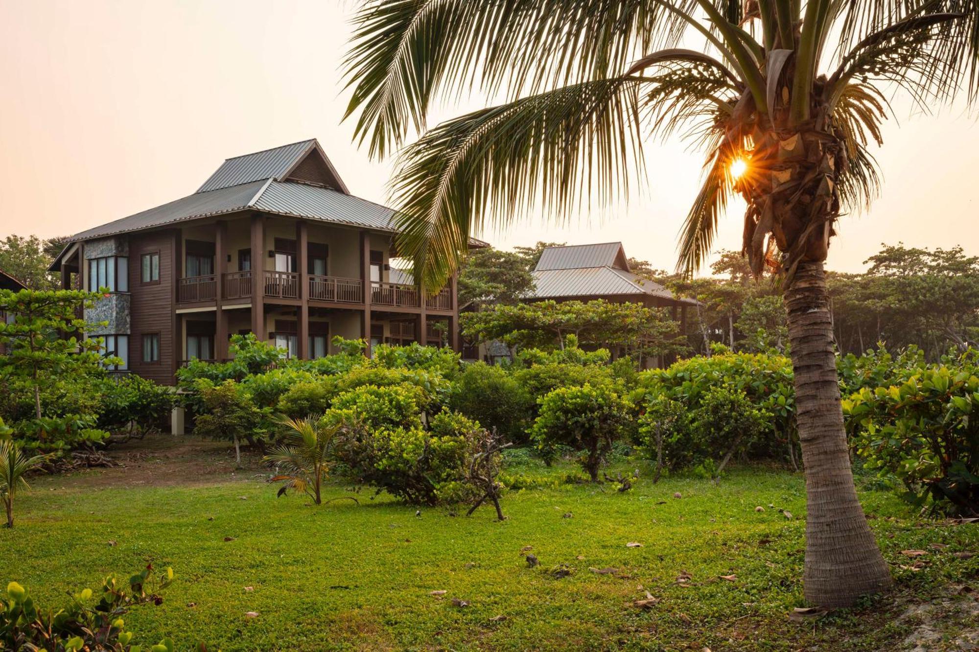 Indura Beach & Golf Resort Curio Collection By Hilton เตลา ภายนอก รูปภาพ